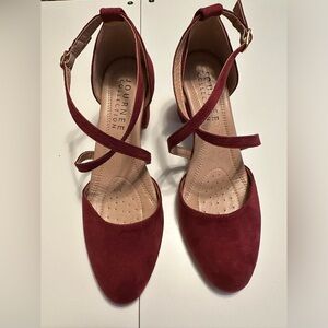 Journee Collection suede like Heels Size 7.5 in burgundy